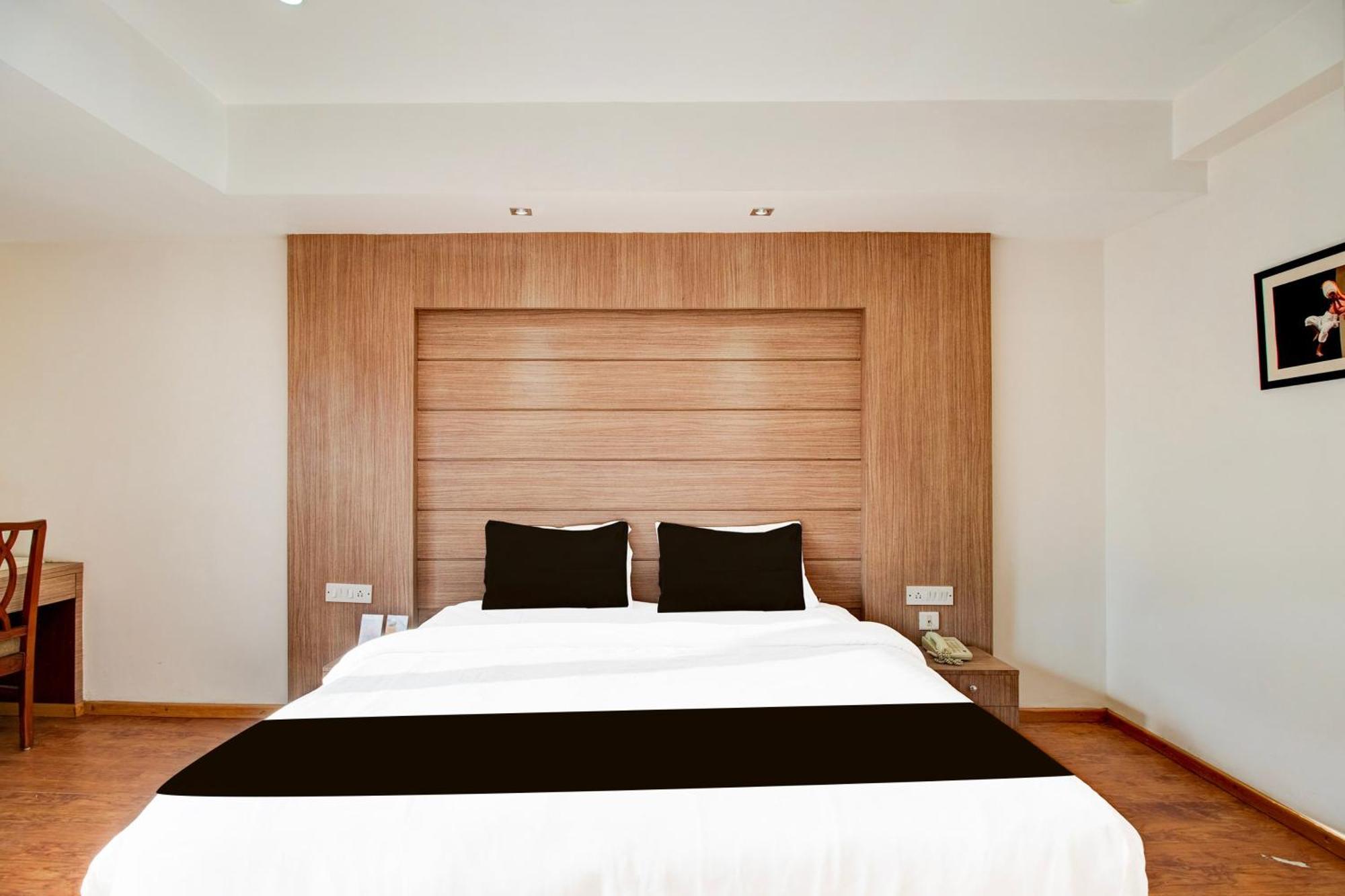 Отель Townhouse Oak Gs Road Гувахати Экстерьер фото
